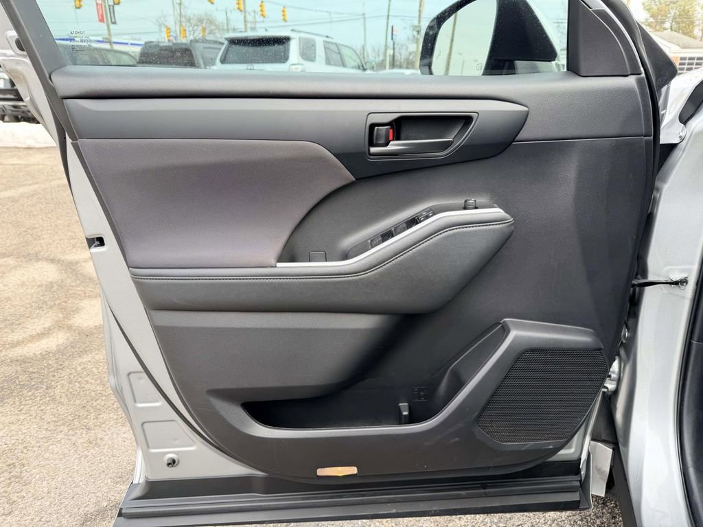 Certified 2023 Toyota Highlander LE image 17