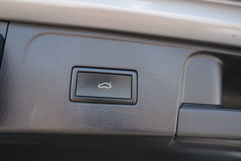 Used 2025 Volkswagen Atlas SE image 28