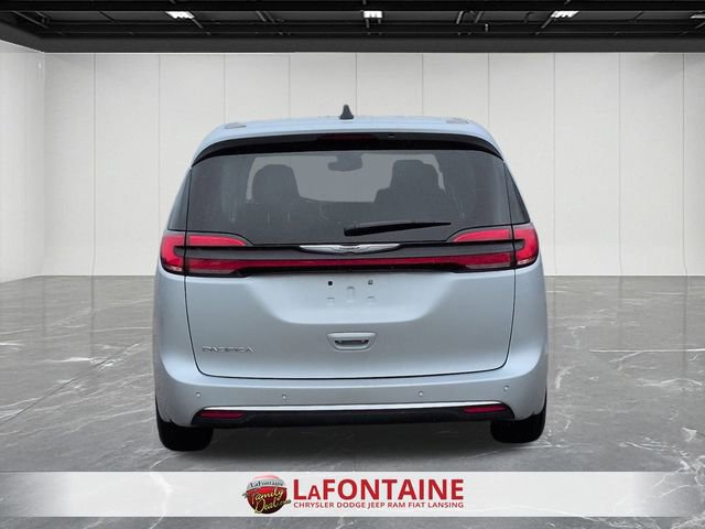 Used 2024 Chrysler Pacifica Touring-L image 4