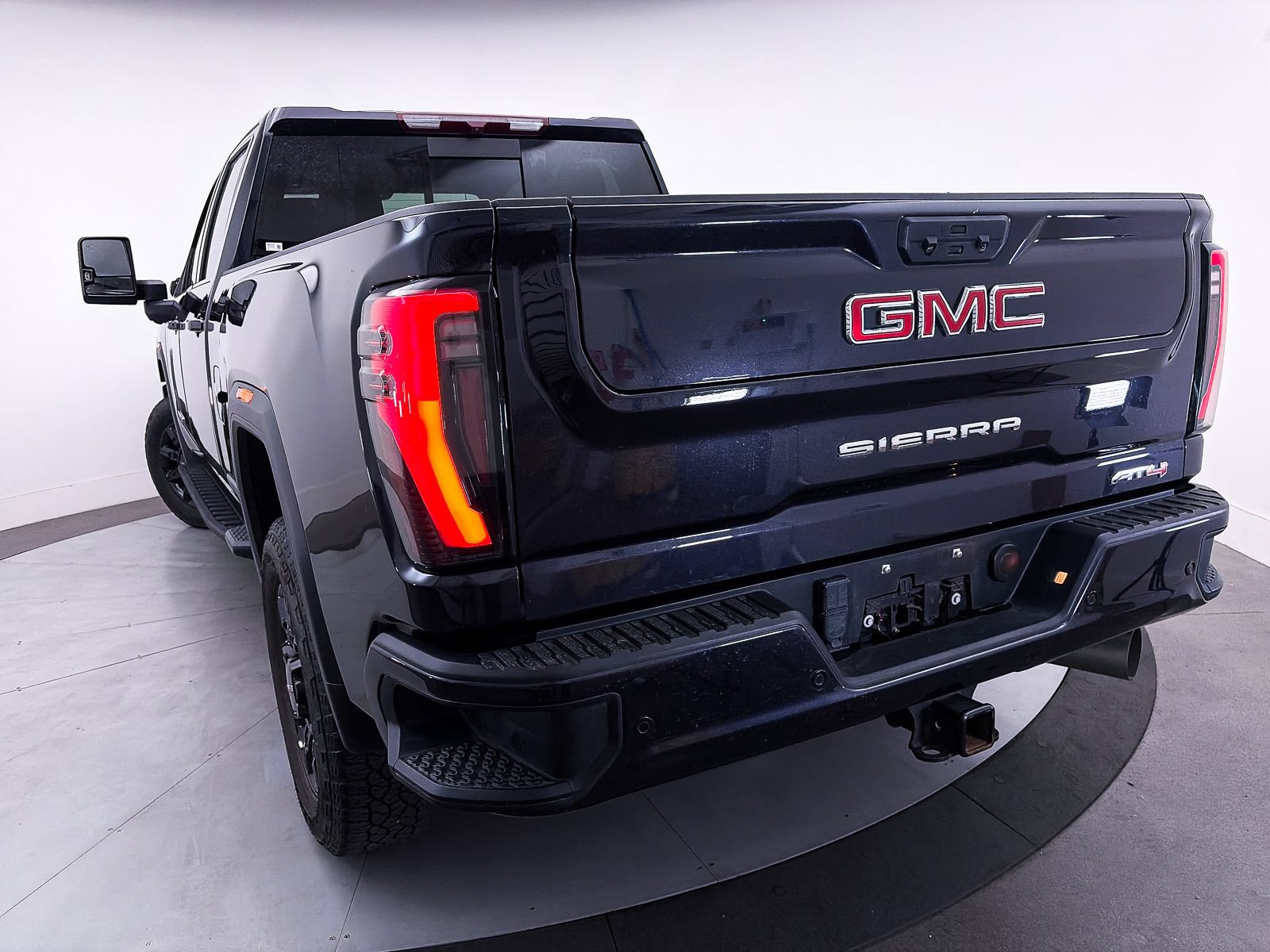 Used 2024 GMC Sierra 2500 AT4 w/ AT4 Preferred Package AWD/4WD image 11