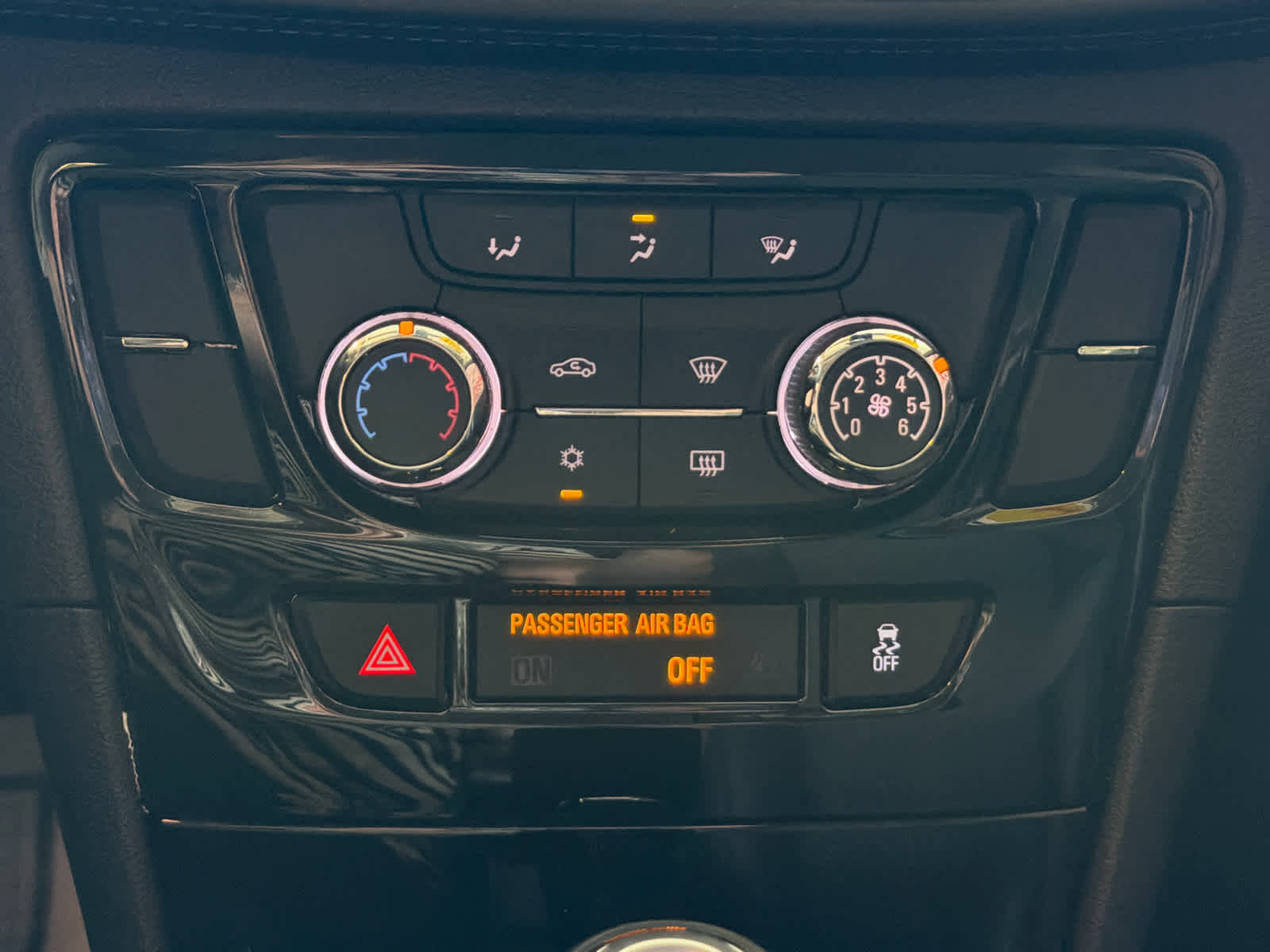 Used 2021 Buick Encore Preferred image 42