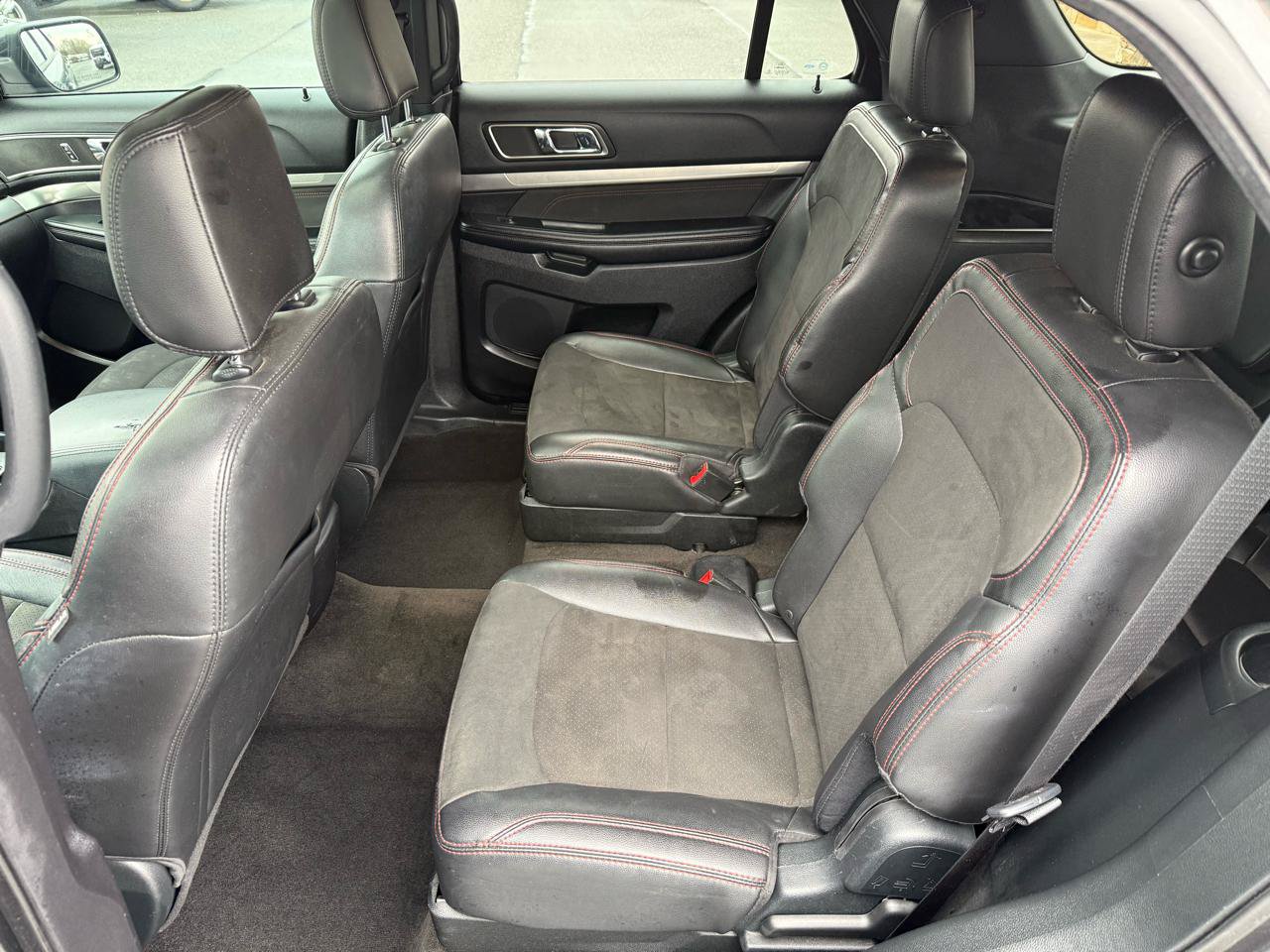 Used 2018 Ford Explorer XLT w/ Equipment Group 202A FWD image 13