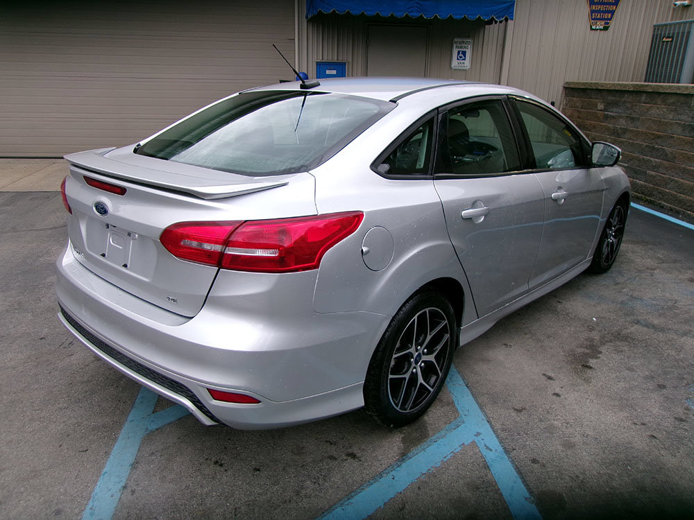 Used 2016 Ford Focus SE w/ SE Sport Package FWD image 5