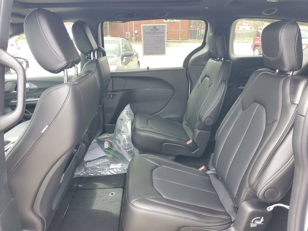 New 2027 Chrysler Pacifica Select FWD image 9
