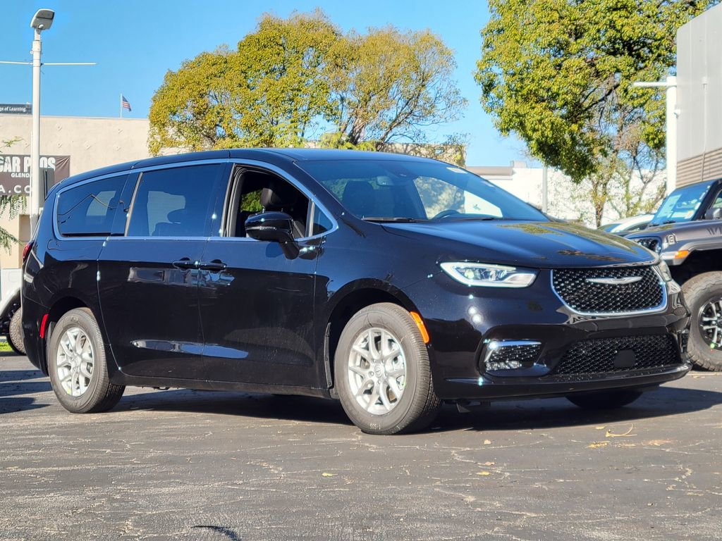 New 2026 Chrysler Pacifica Select FWD image 25