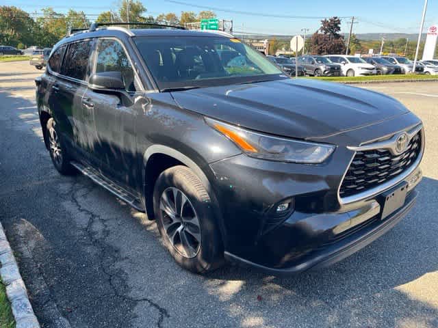 Used 2024 Toyota Highlander XLE AWD/4WD image 3