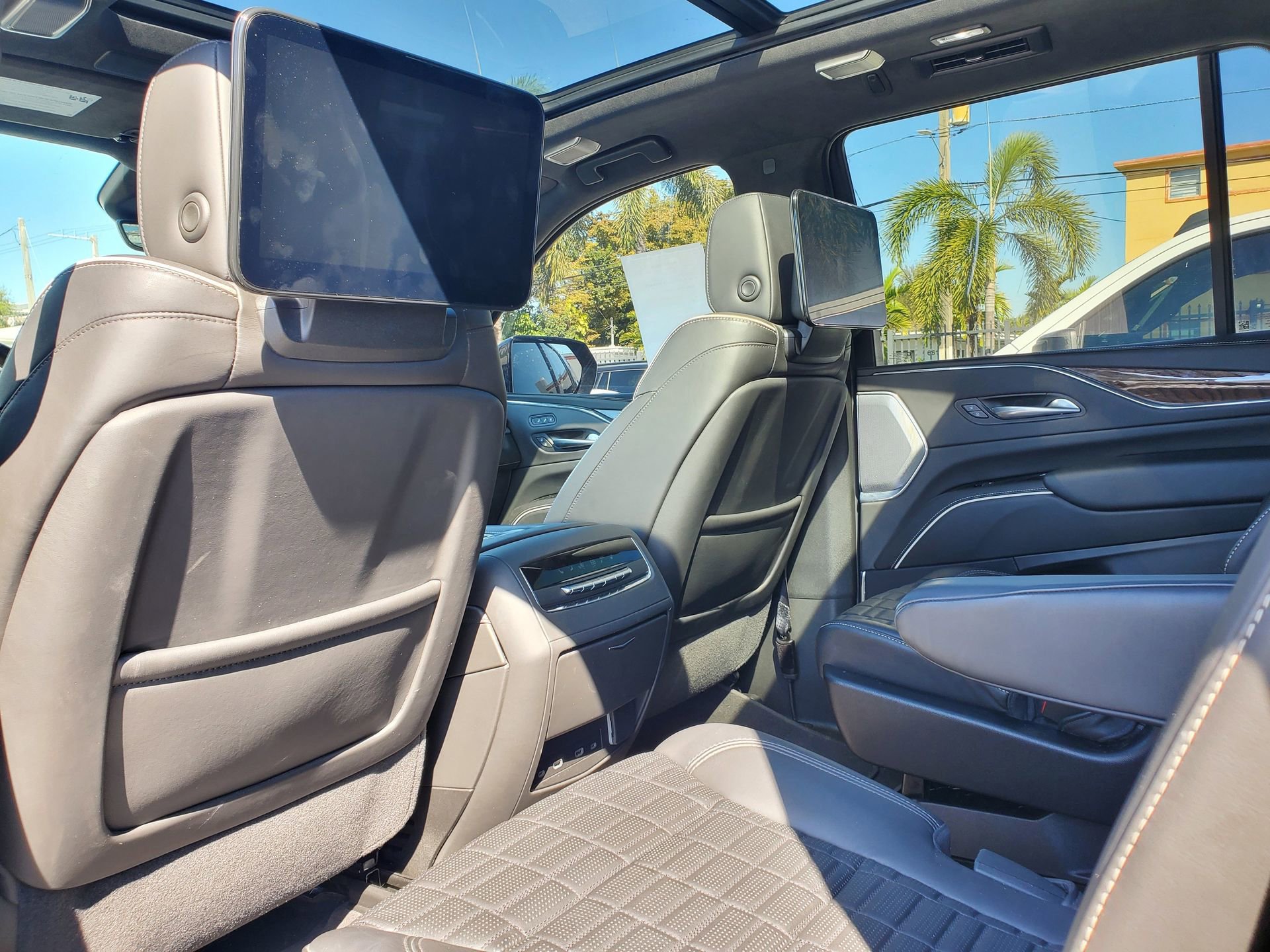 Used 2024 Cadillac Escalade Premium Luxury Platinum image 10