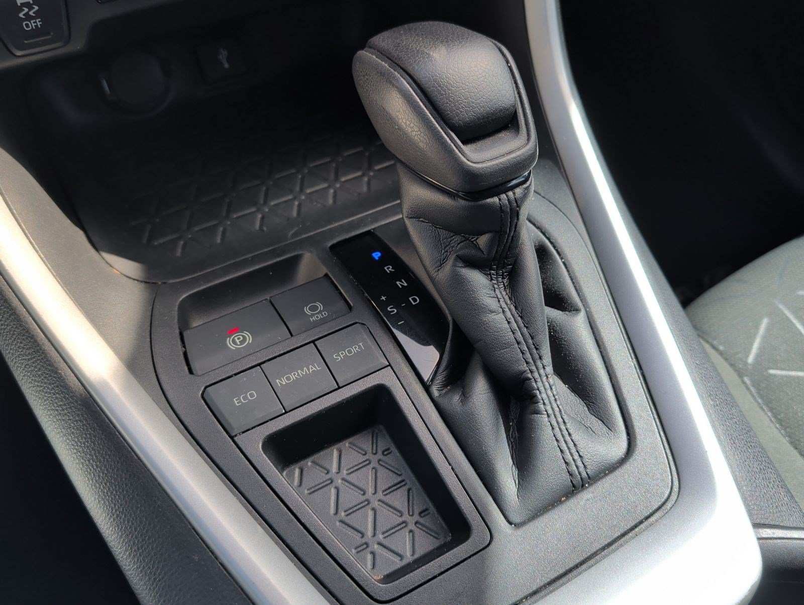 Used 2021 Toyota RAV4 XLE w/ Convenience Package FWD image 21