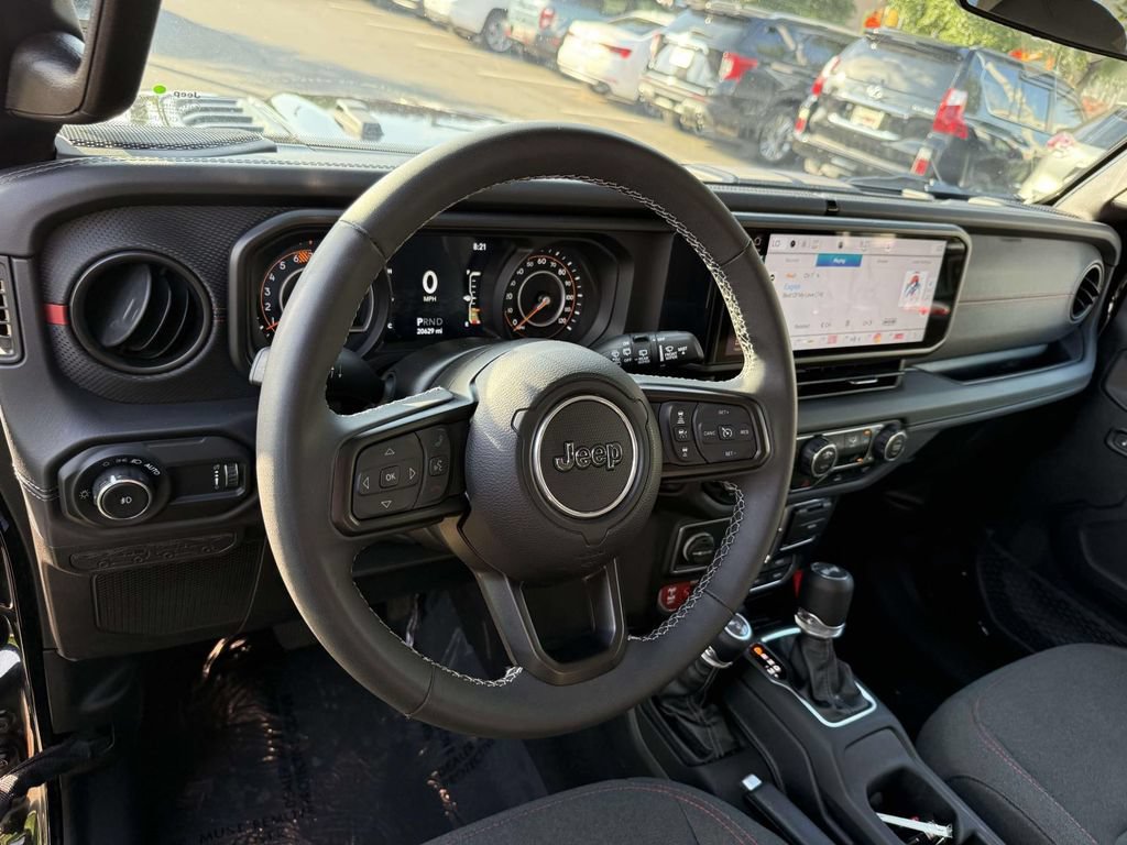 Used 2025 Jeep Wrangler Unlimited Rubicon AWD/4WD image 2