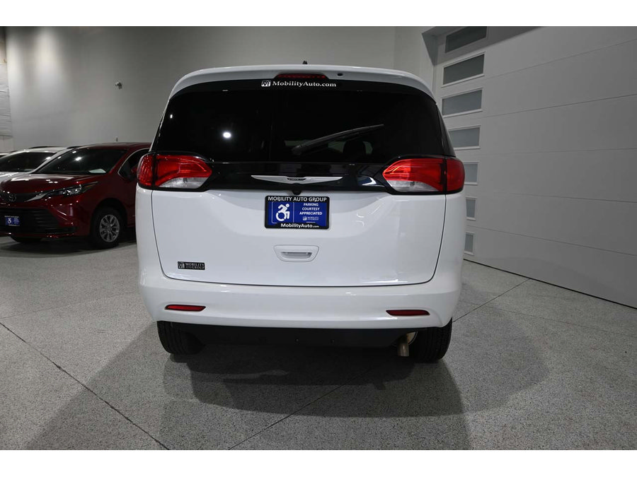 Used 2024 Chrysler Voyager LX FWD image 7