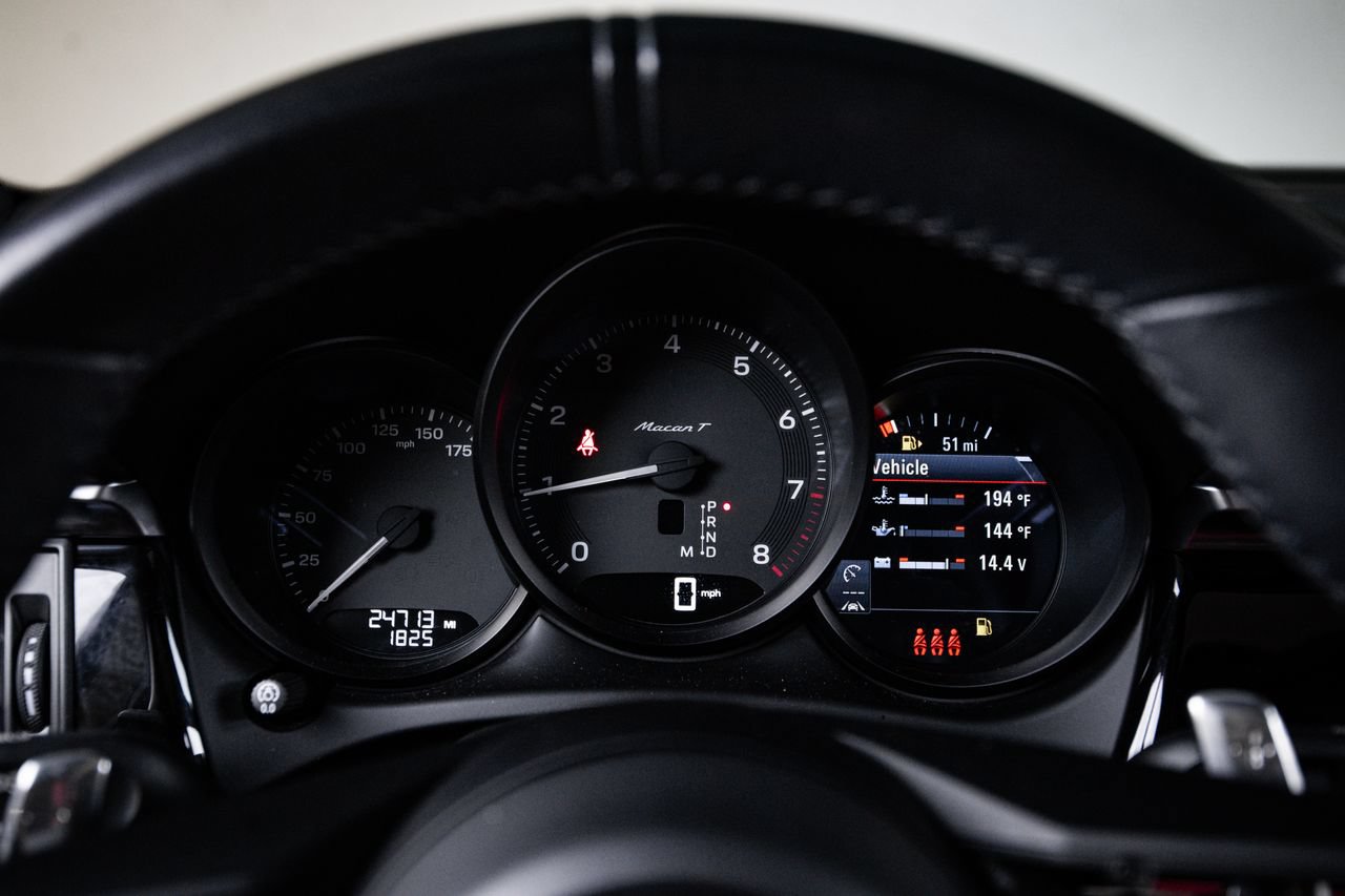 Certified 2023 Porsche Macan Turbo AWD/4WD image 15