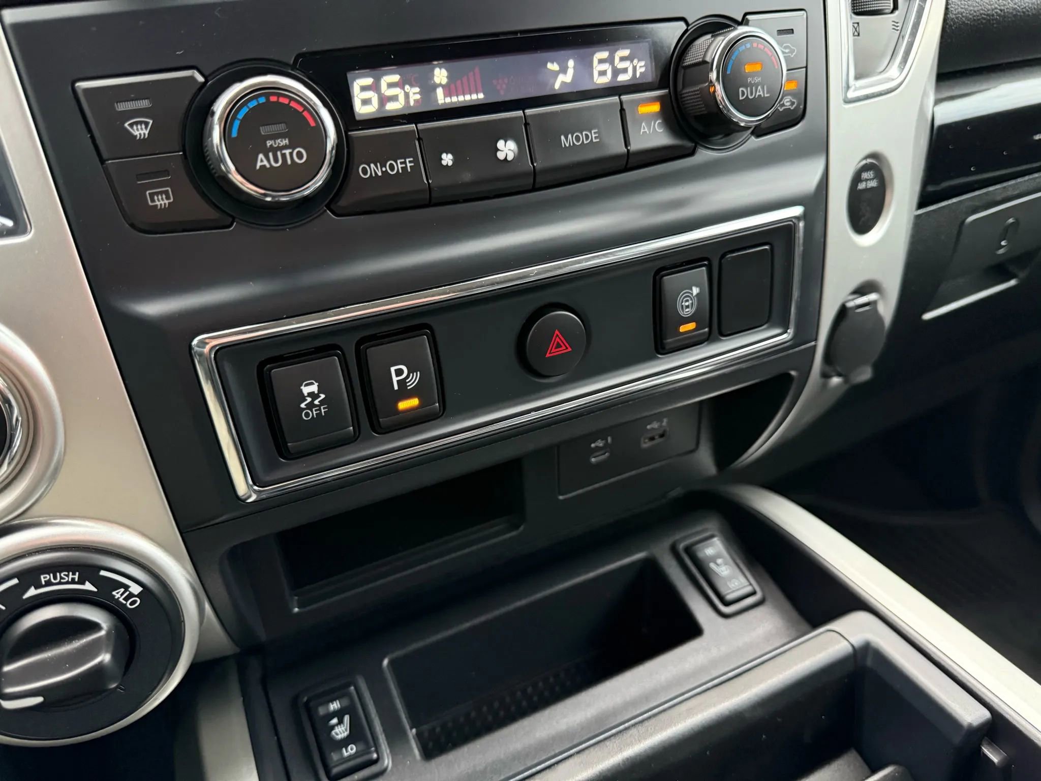 Used 2021 Nissan Titan SV w/ SV Convenience Package image 25