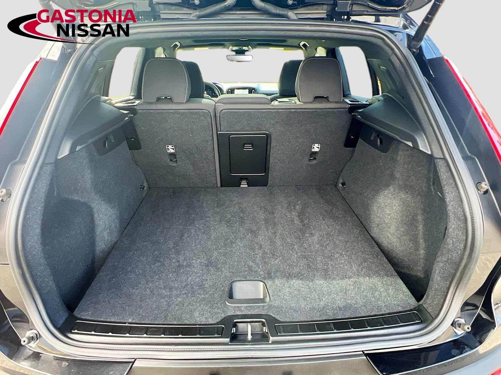 Used 2024 Volvo XC40 B5 Core image 35