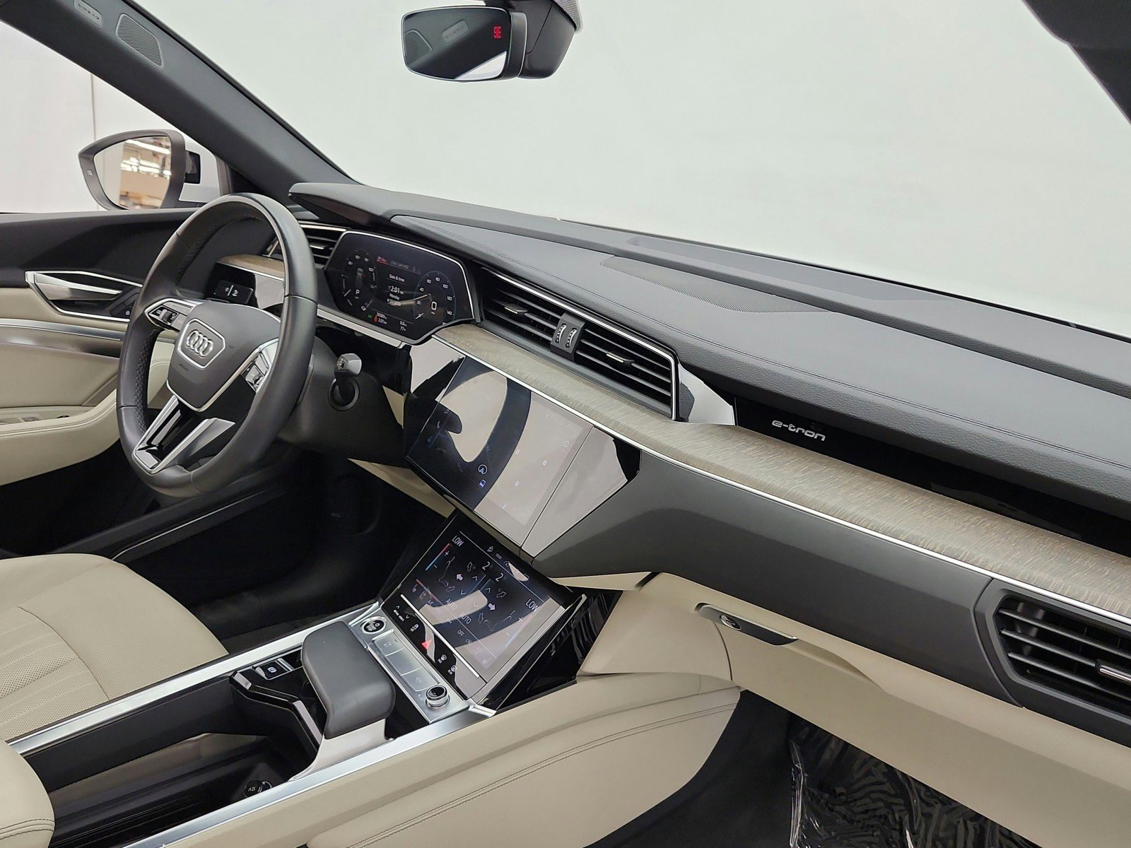 Used 2023 Audi e-tron Premium Plus w/ Premium Plus Package AWD/4WD image 19