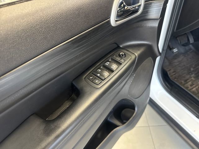 Used 2020 Jeep Grand Cherokee Laredo AWD/4WD image 14