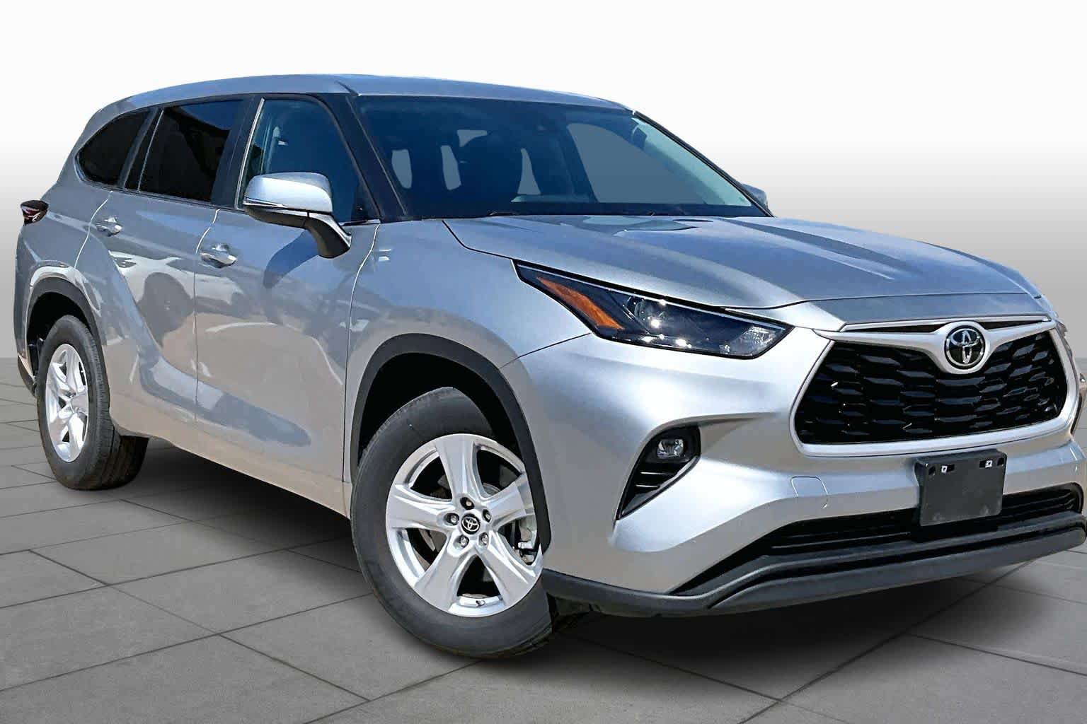 Used 2025 Toyota Highlander LE FWD image 3