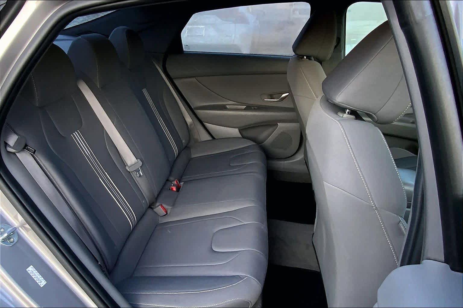 Used 2022 Hyundai Elantra SEL w/ Convenience Package FWD image 19