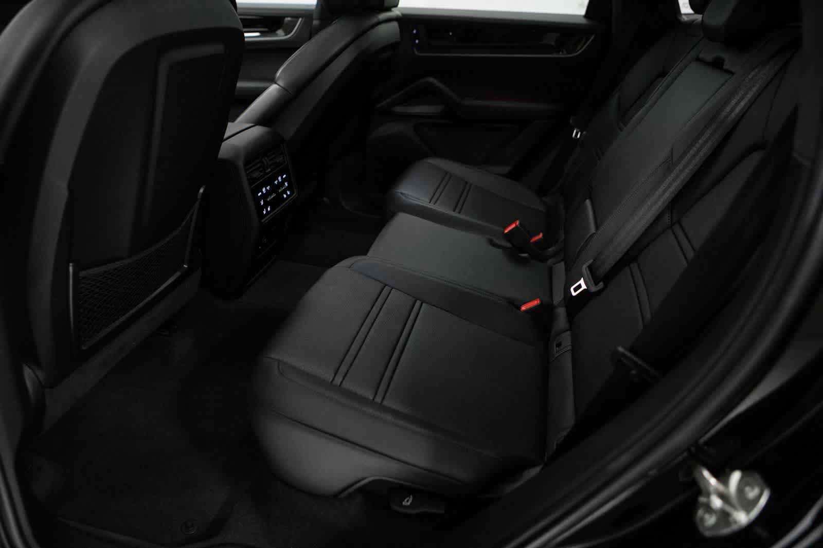 Certified 2025 Porsche Cayenne Turbo AWD/4WD image 35