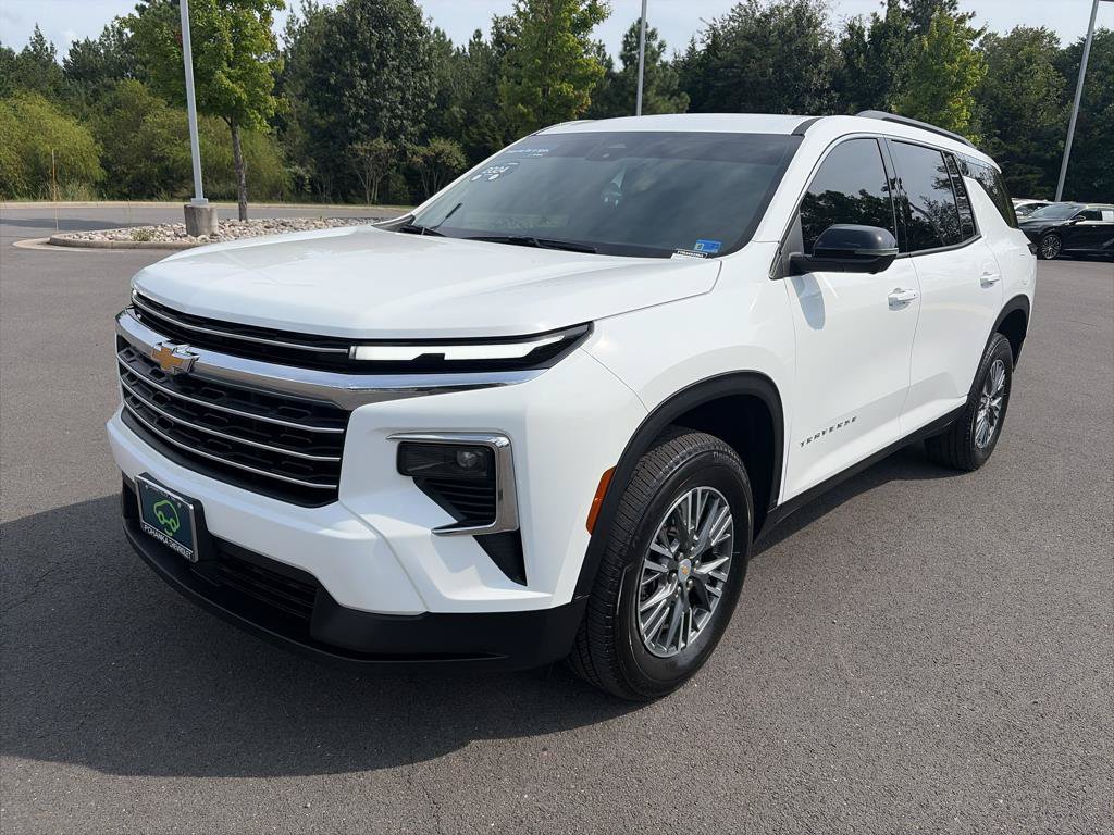 Used 2024 Chevrolet Traverse LT AWD/4WD image 3