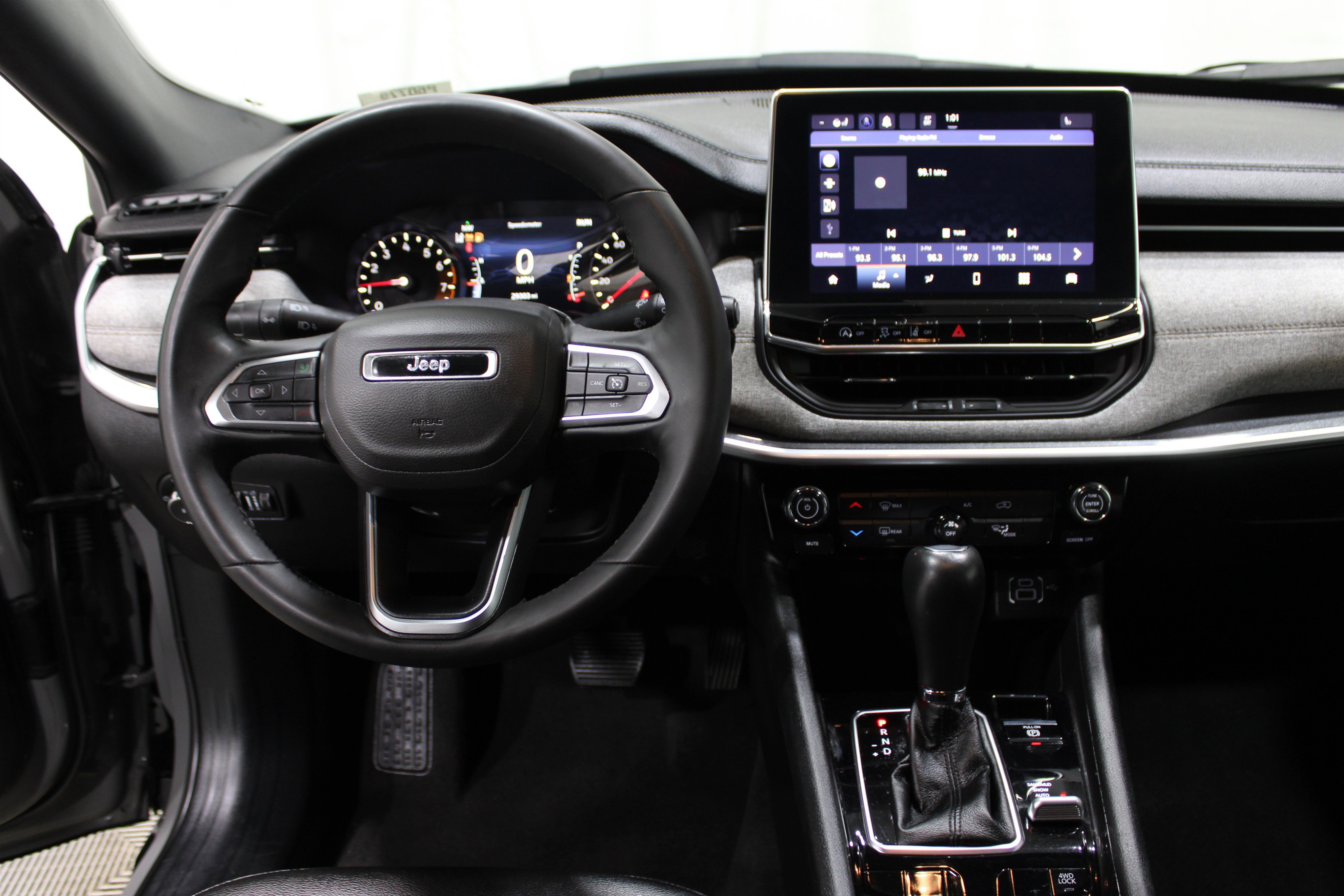 Used 2024 Jeep Compass Latitude image 2