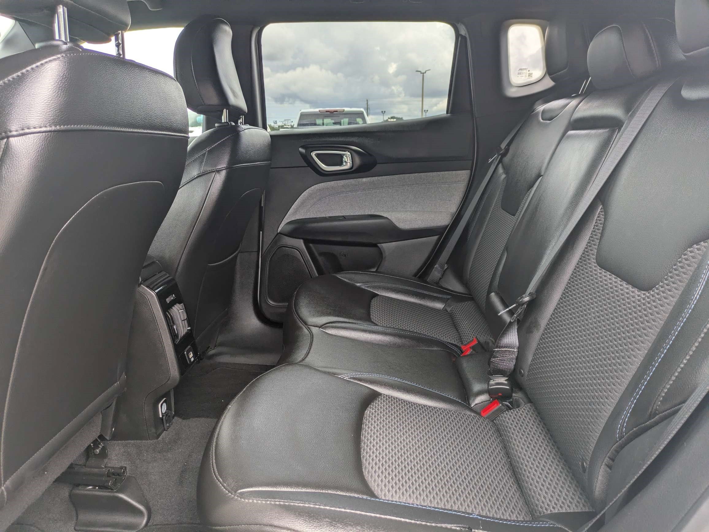 Used 2025 Jeep Compass Latitude AWD/4WD image 13