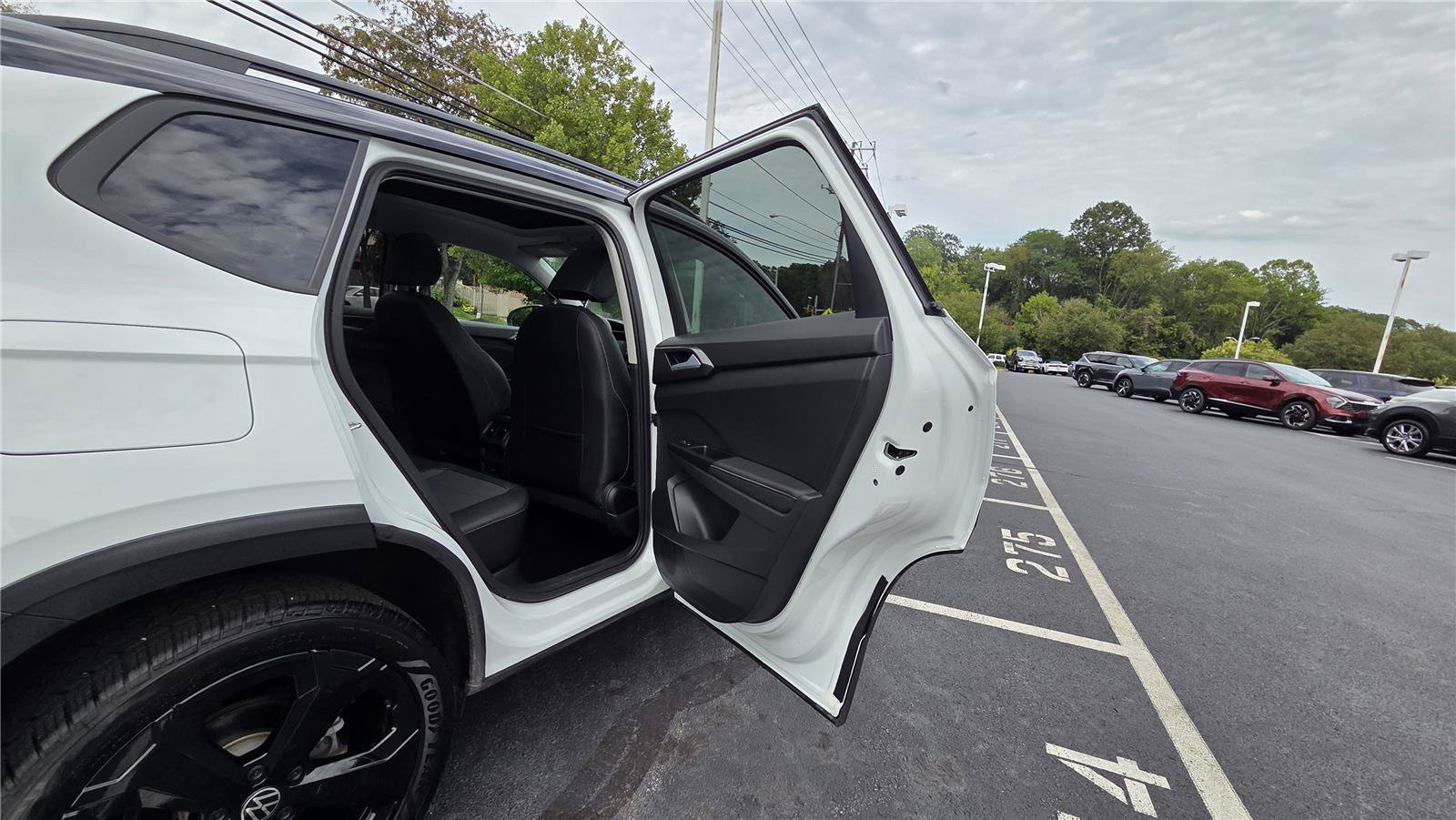 Certified 2025 Volkswagen Taos SE AWD/4WD image 34