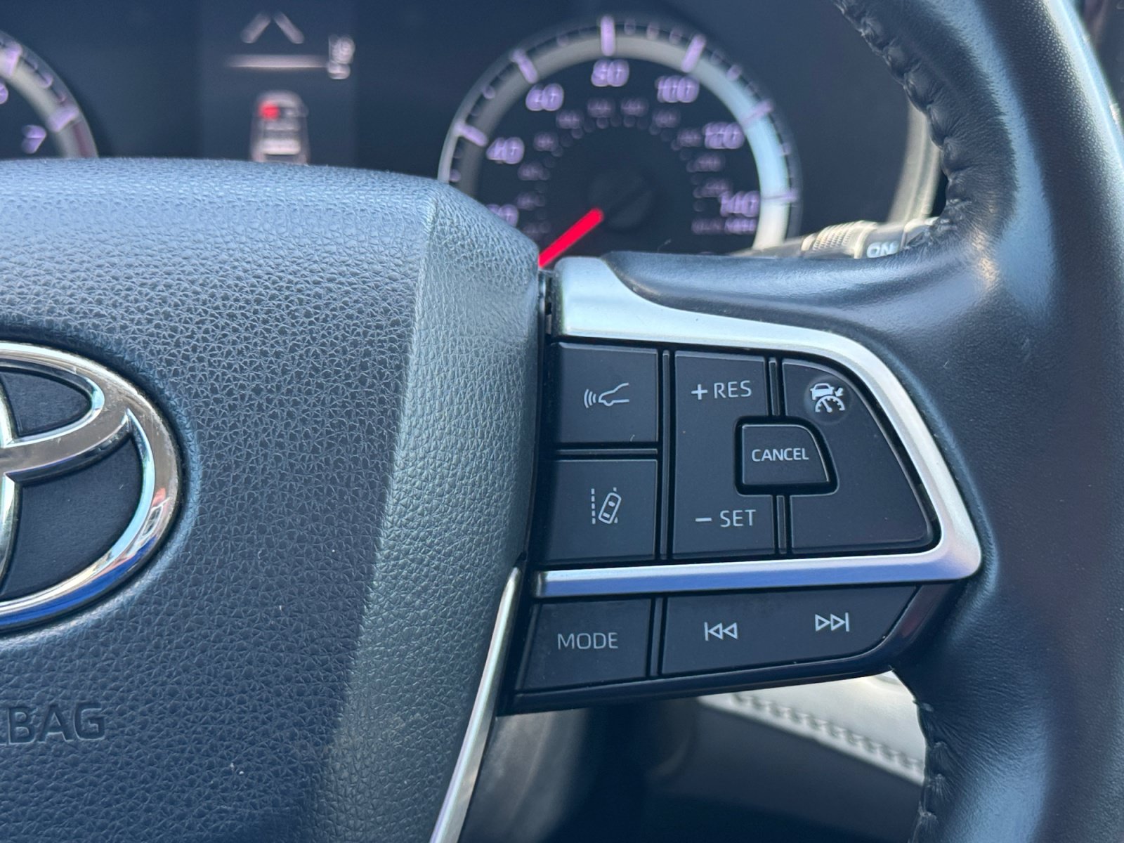 Used 2022 Toyota Highlander LE FWD image 16