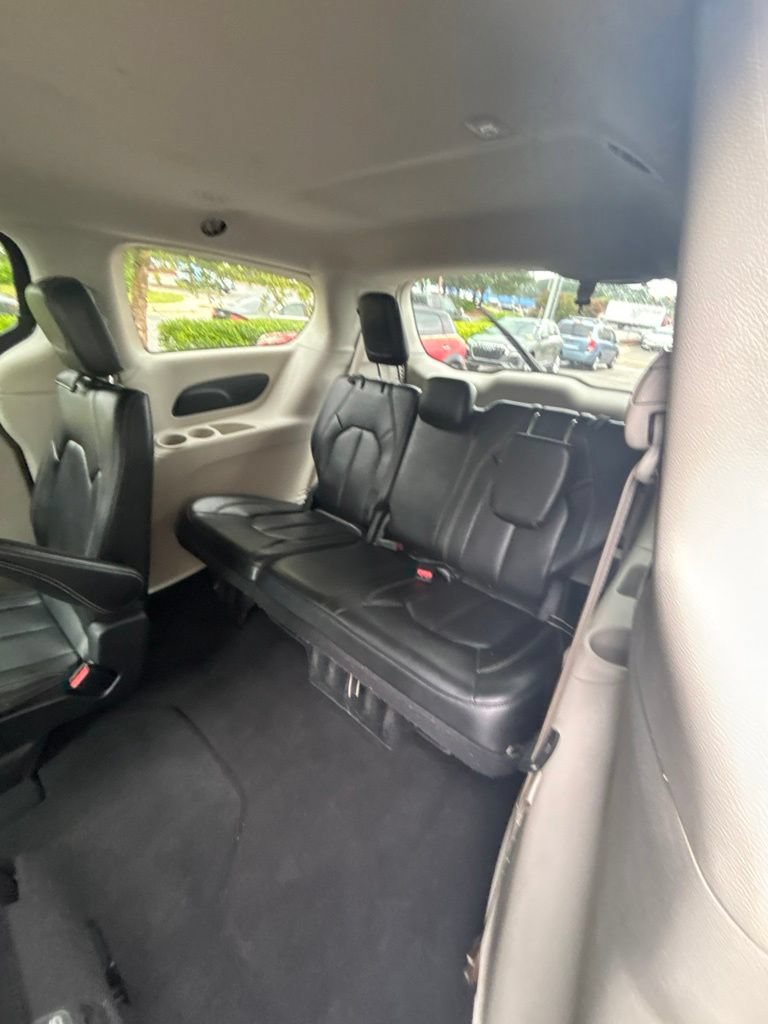 Used 2023 Chrysler Pacifica Touring-L FWD image 17