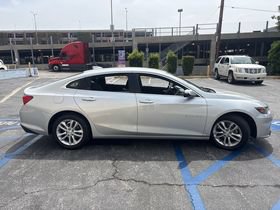 Used 2018 Chevrolet Malibu LT FWD image 4