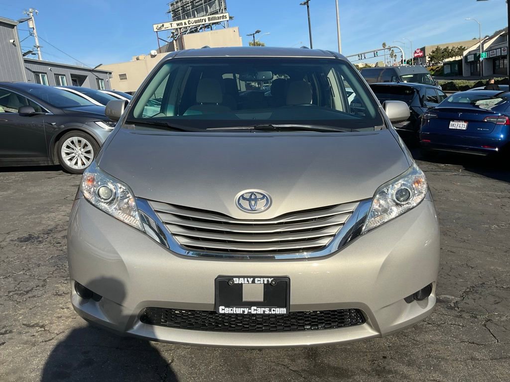 Used 2015 Toyota Sienna LE image 2