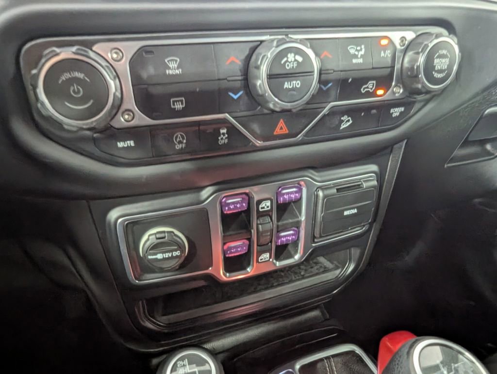 Used 2019 Jeep Wrangler Unlimited Sahara AWD/4WD image 22