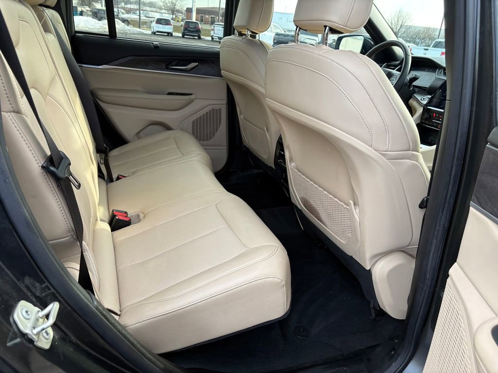 Used 2024 Jeep Grand Cherokee Limited w/ Luxury Tech Group II RWD image 12