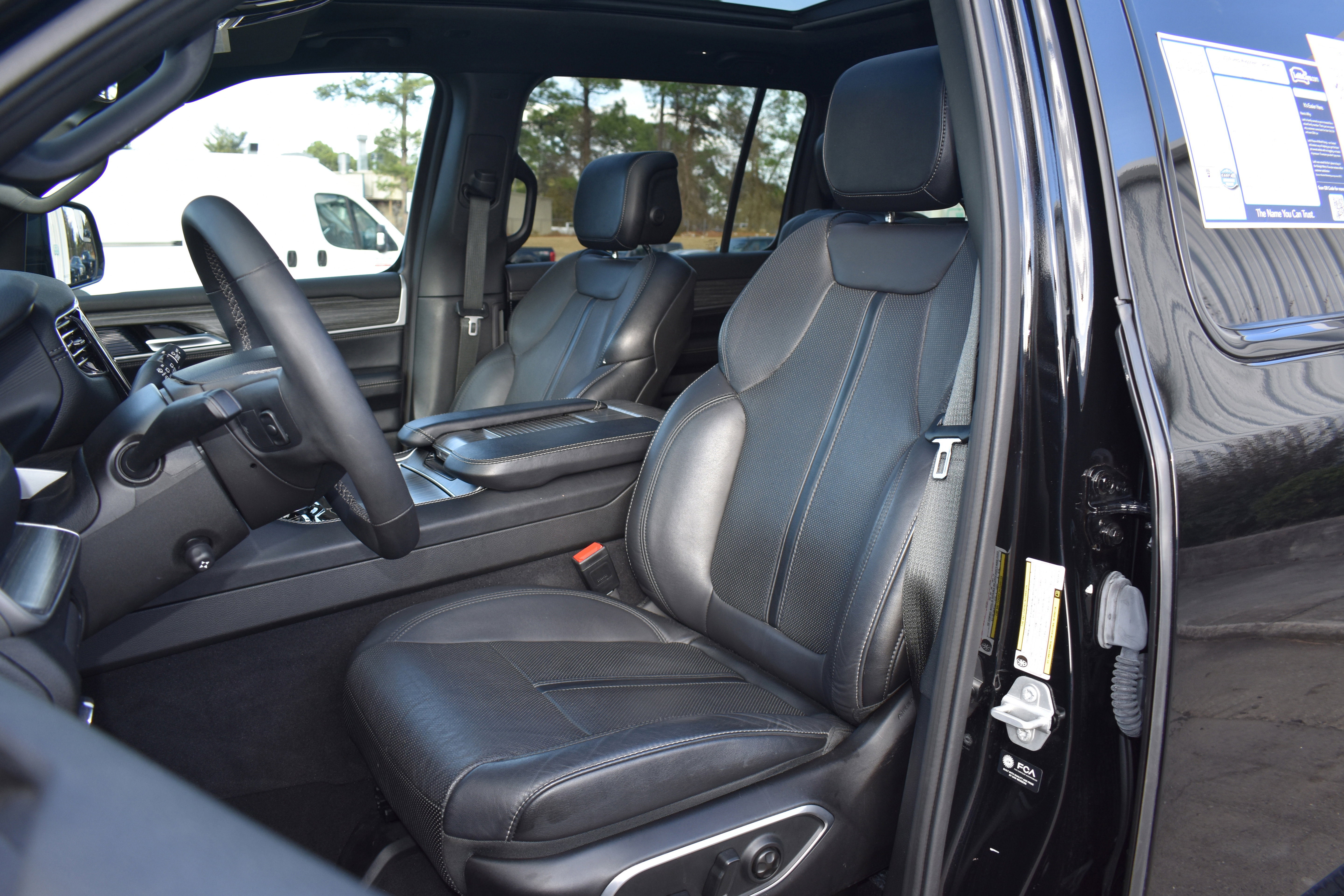 Used 2024 Jeep Wagoneer L Series II w/ Premium Group I image 13