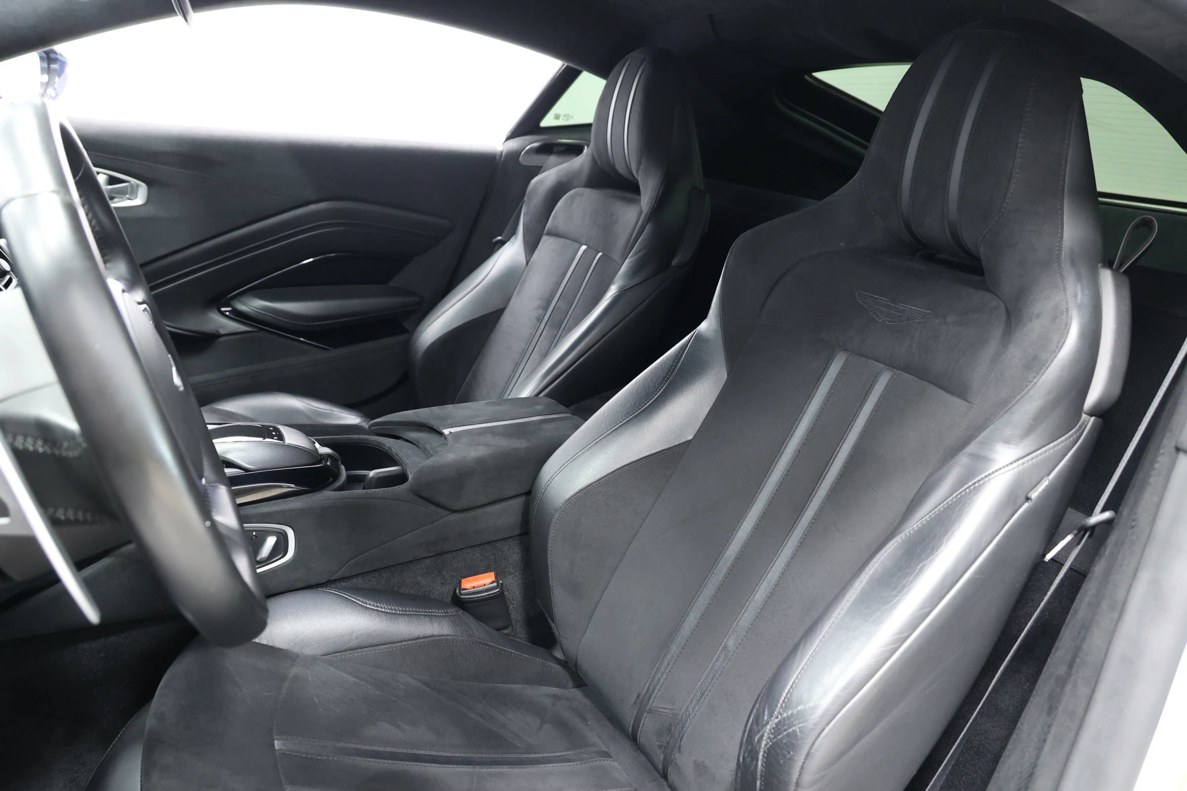 Used 2020 Aston Martin V8 Vantage Coupe RWD image 3