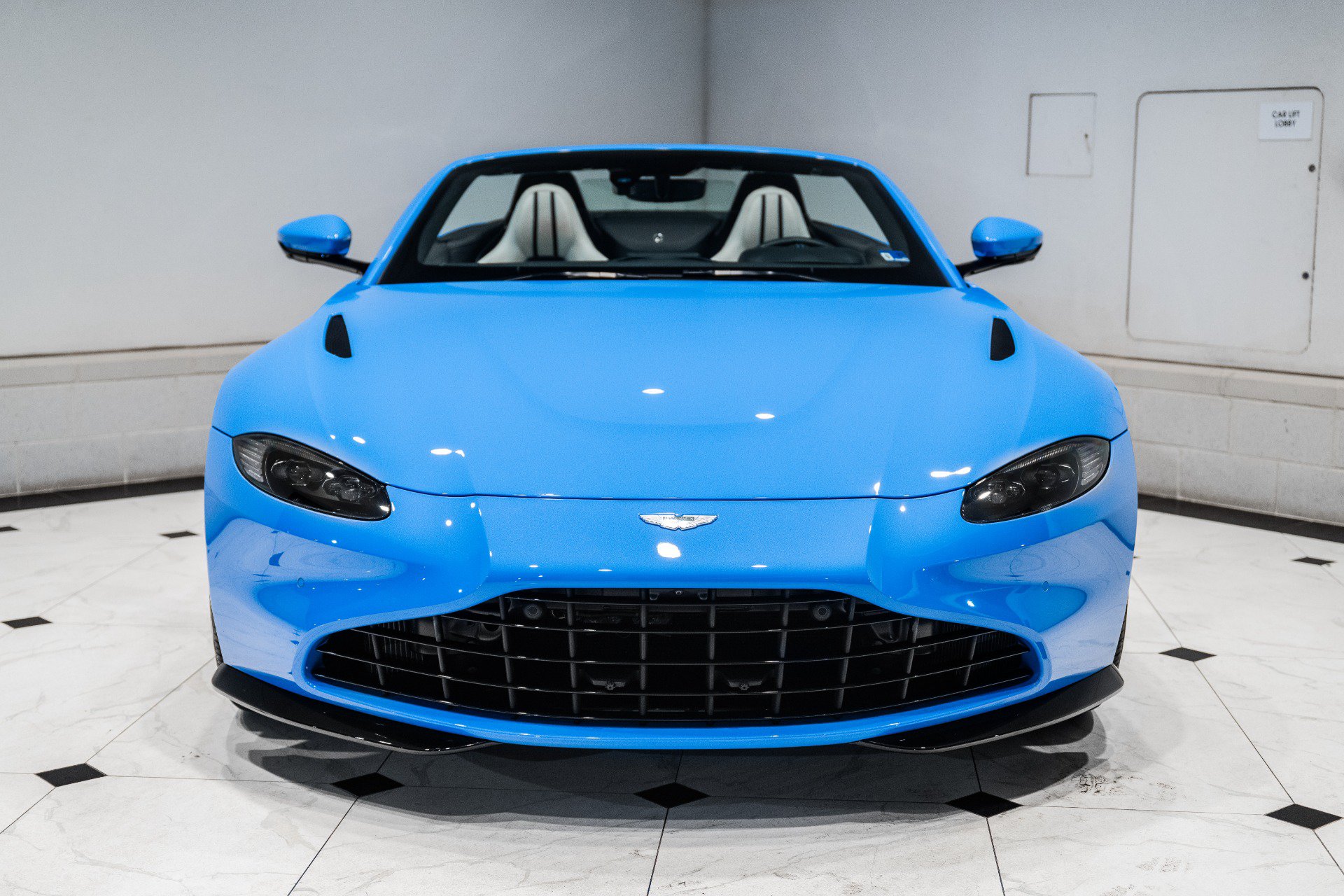 Used 2021 Aston Martin V8 Vantage Roadster RWD image 7