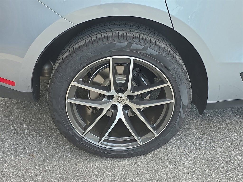 Certified 2025 Porsche Macan image 14