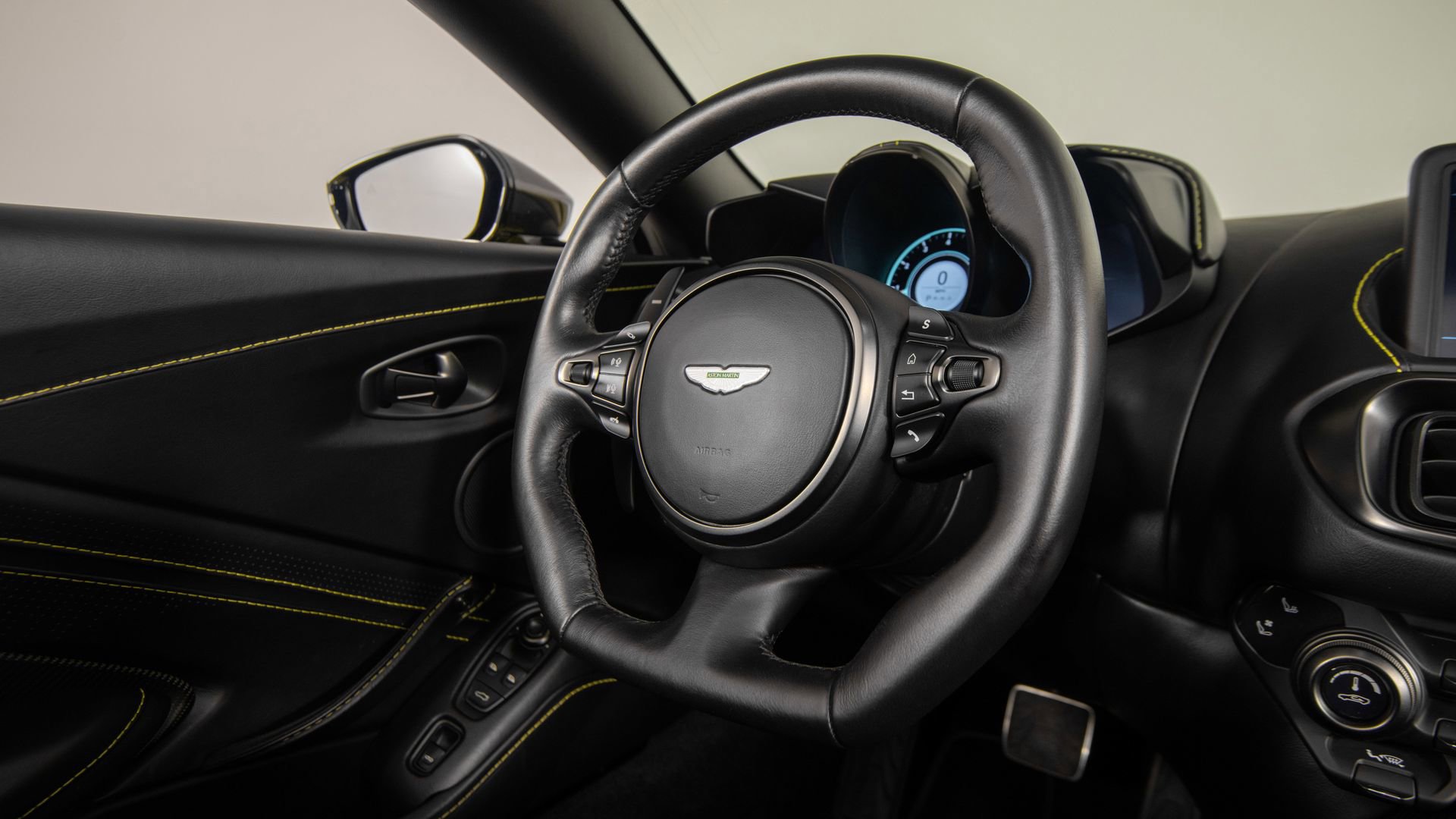 Used 2021 Aston Martin V8 Vantage Roadster image 49