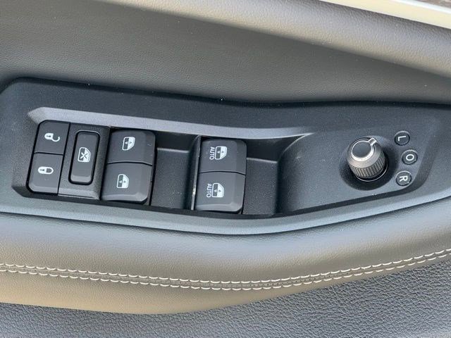 New 2026 Jeep Grand Cherokee Limited w/ Luxury Tech Group II AWD/4WD image 11