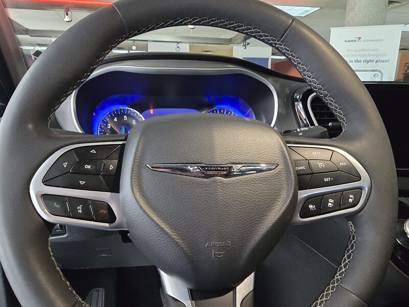 Used 2025 Chrysler Pacifica Select FWD image 22