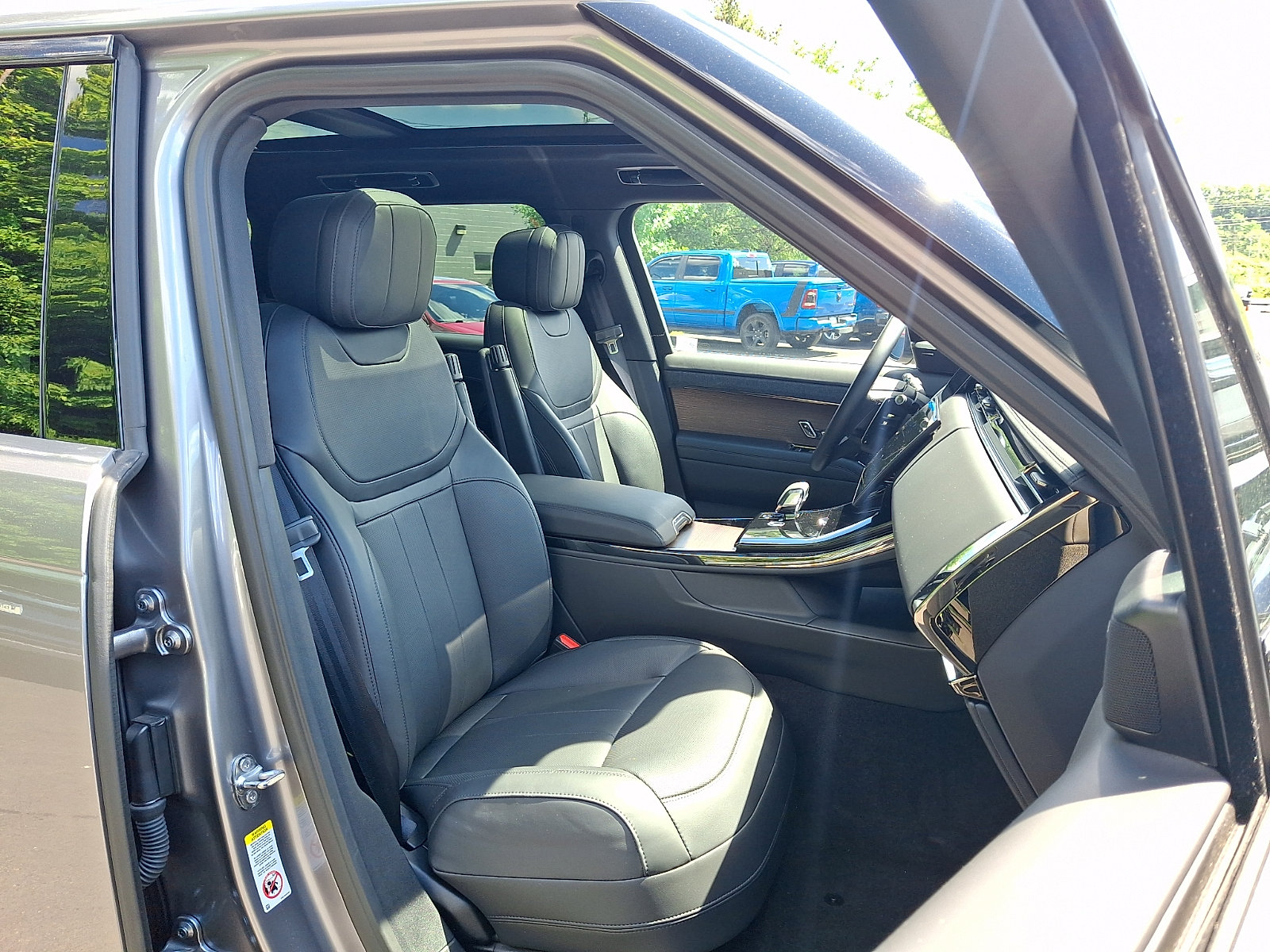 Used 2024 Land Rover Range Rover Sport SE AWD/4WD image 3