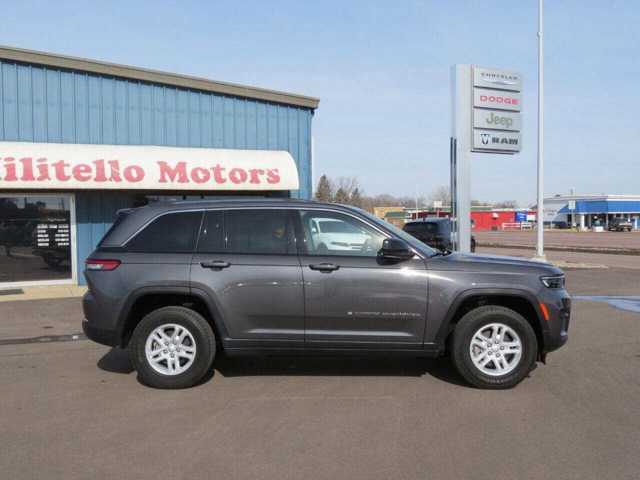 Used 2022 Jeep Grand Cherokee Laredo w/ Luxury Tech Group I image 10