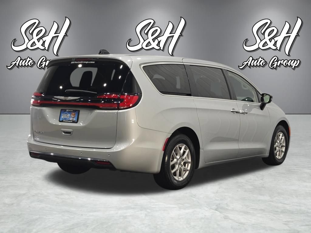 Used 2024 Chrysler Pacifica Touring-L FWD image 16