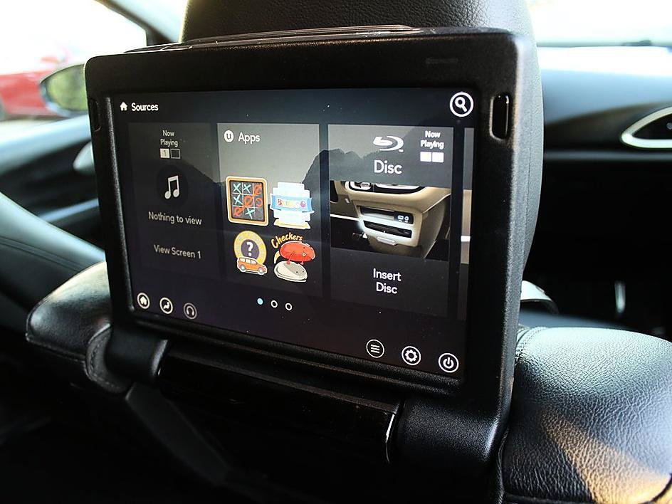 Used 2020 Chrysler Pacifica Touring-L Plus w/ Advanced Safetytec Group FWD image 19