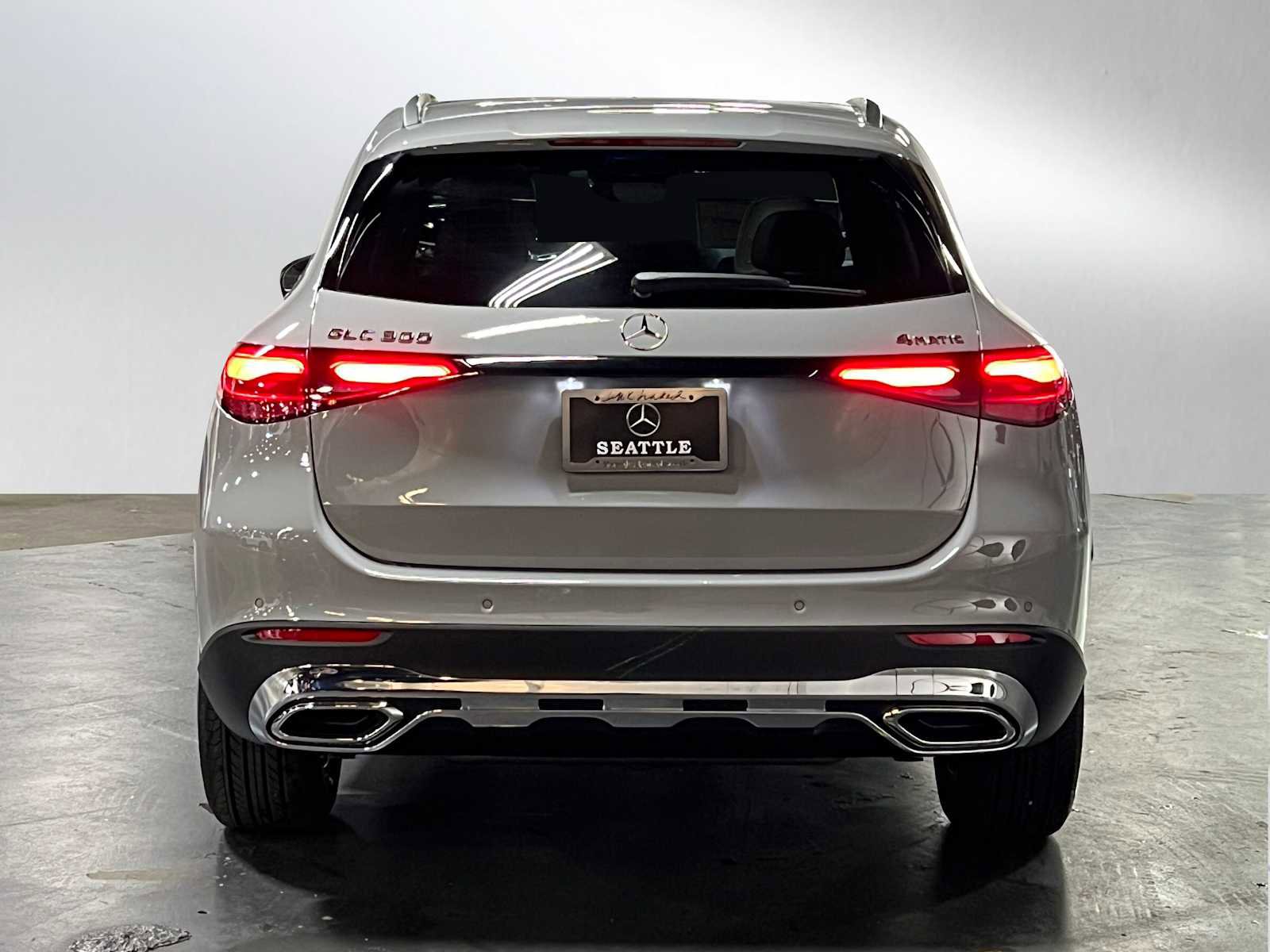 Used 2025 Mercedes-Benz GLC 300 4MATIC image 4