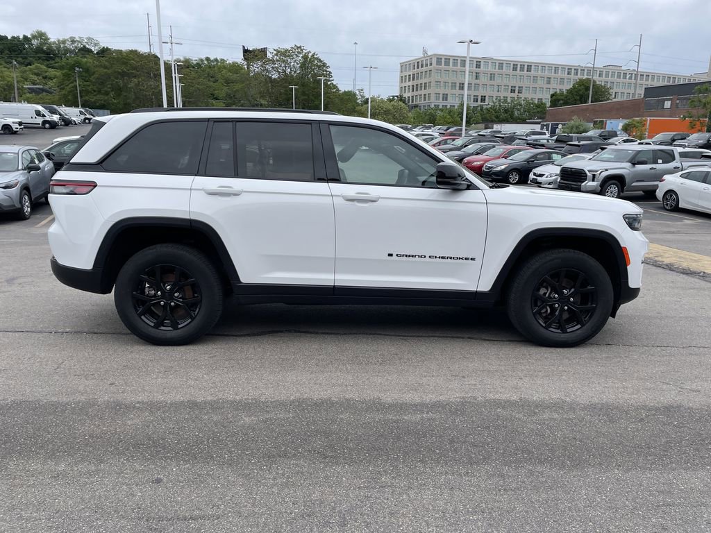 Certified 2025 Jeep Grand Cherokee Altitude AWD/4WD image 7