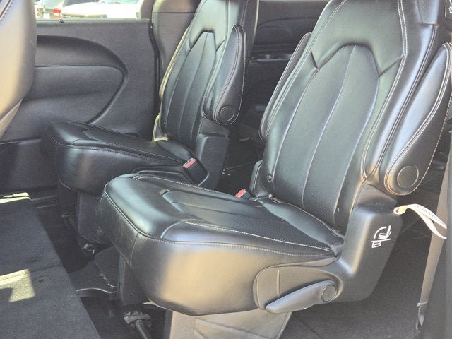 Used 2025 Chrysler Pacifica Select FWD image 16