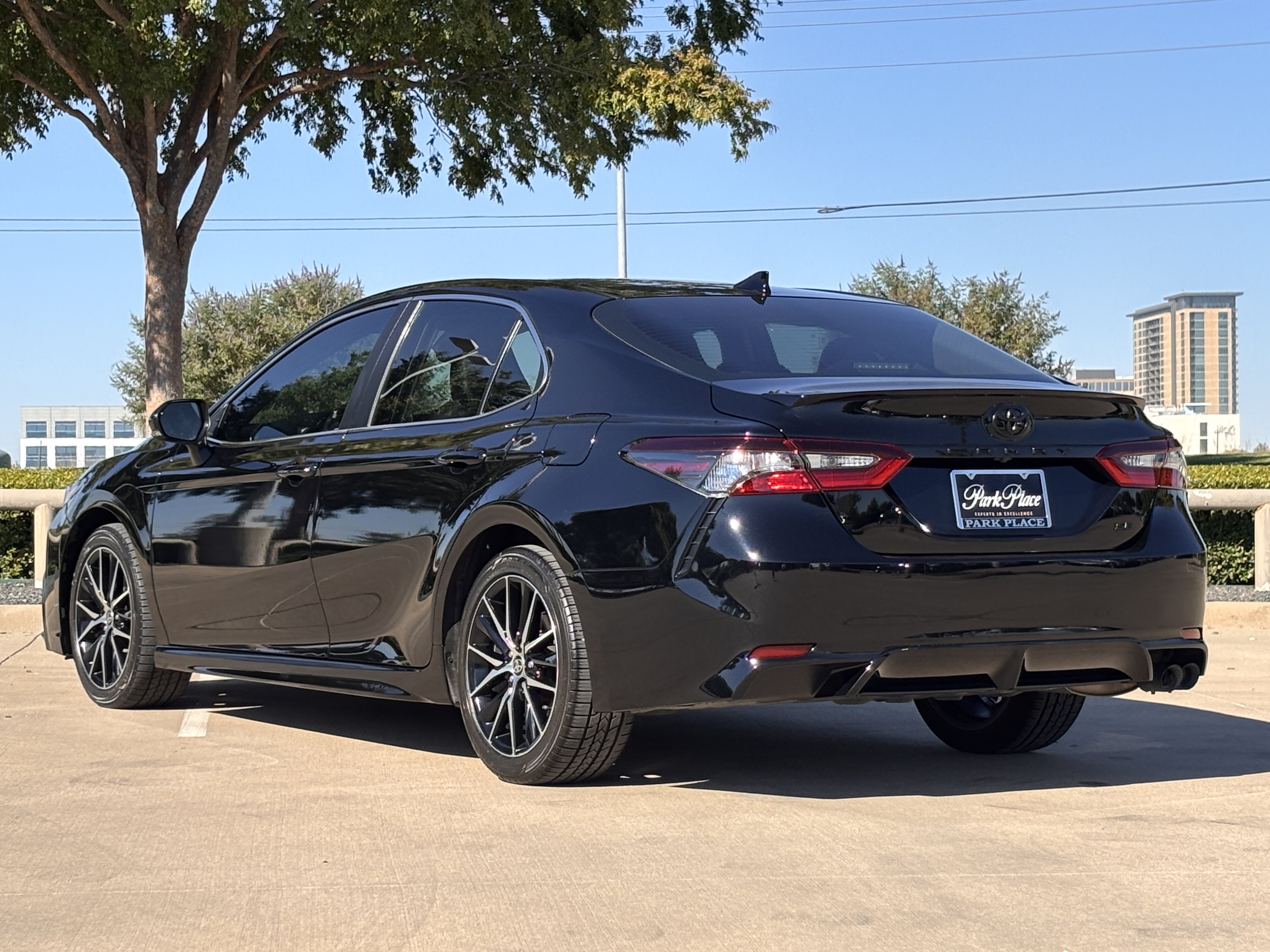 Used 2021 Toyota Camry SE w/ Convenience Package FWD image 3