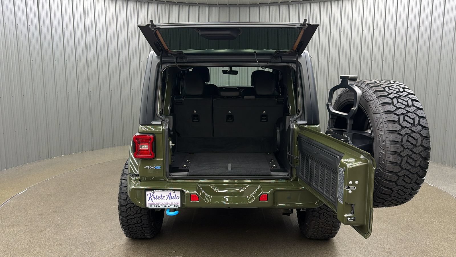 Used 2023 Jeep Wrangler Unlimited Sahara w/ Cold Weather Group AWD/4WD image 18