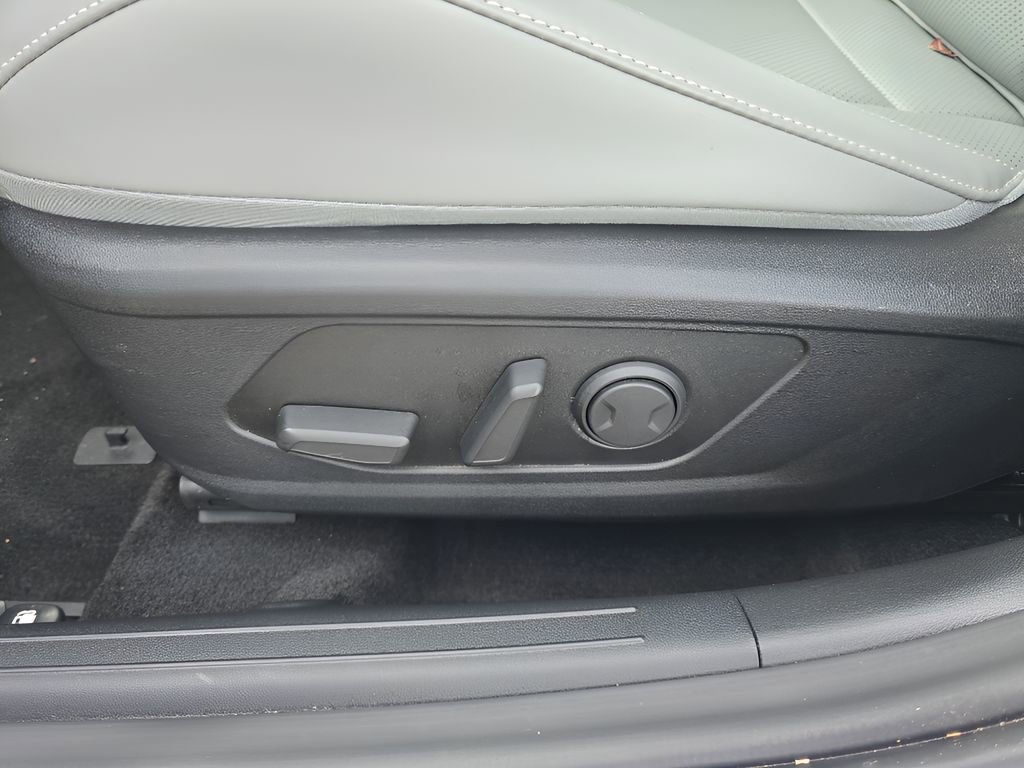 Used 2025 Hyundai Elantra Limited image 16