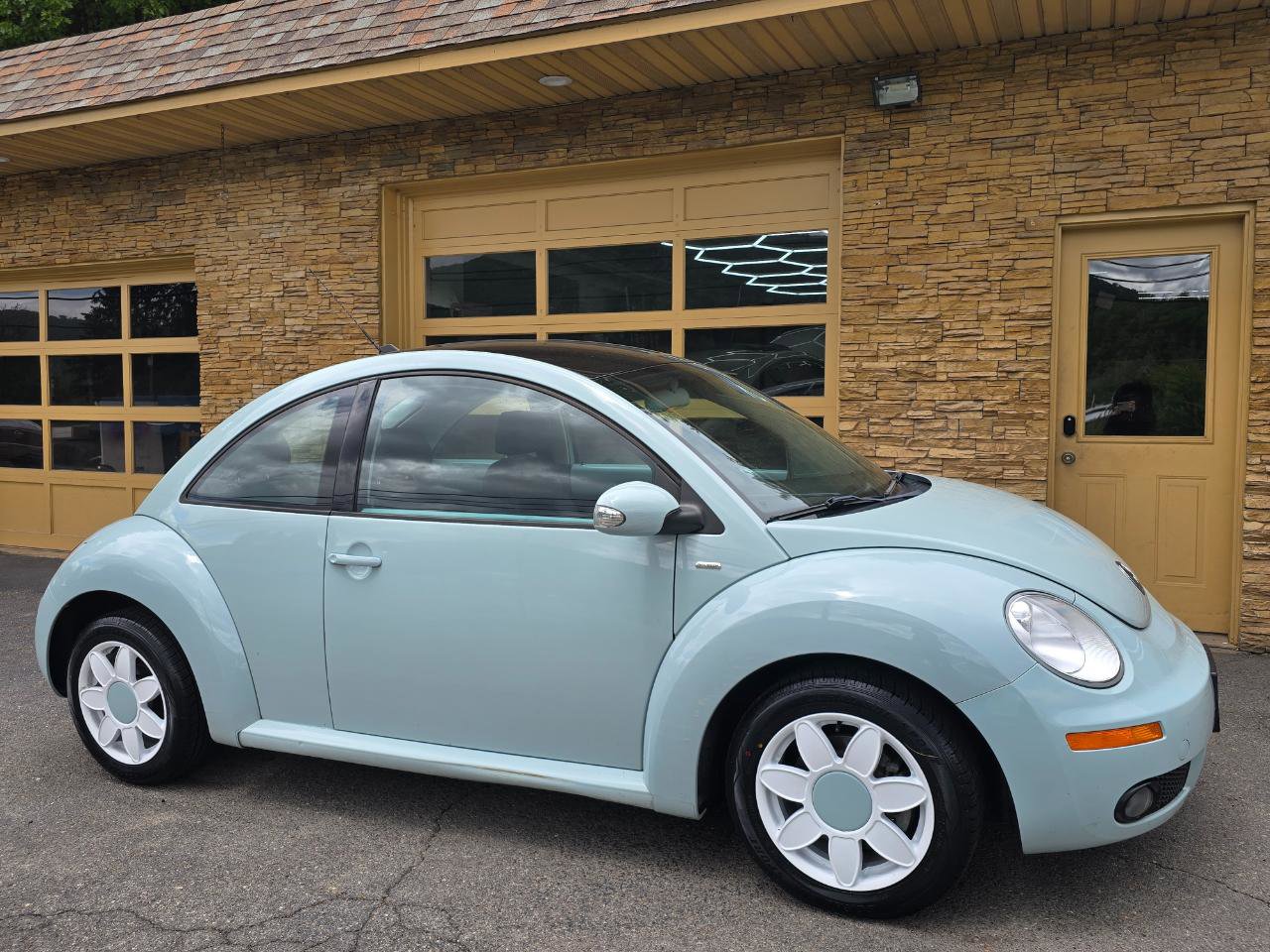 Used 2010 Volkswagen Beetle Final Edition FWD image 5